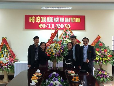 Thường trực Thành đoàn chúc mừng kỷ niệm 32 năm ngày Nhà giáo Việt Nam